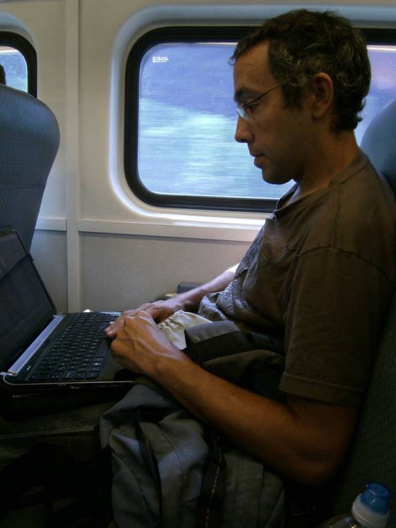 Trabalhando no trem de Nova Iorque à Princeton Junction, em New Jersey, nos Estados Unidos